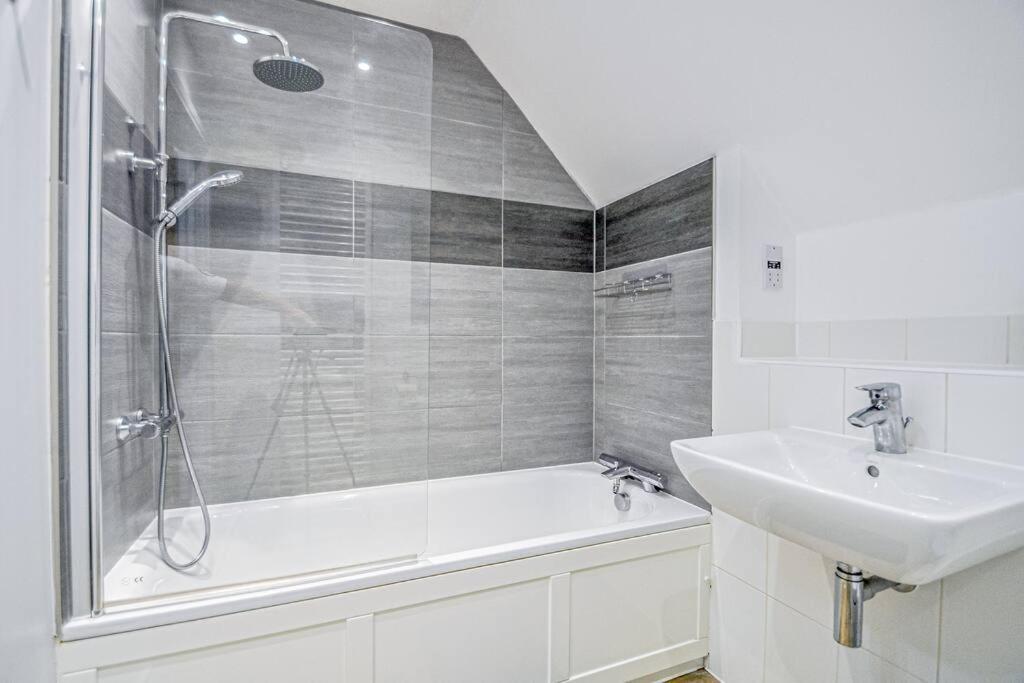 Entire House Sleeps 8 Near The River Thames Maidenhead Exterior foto